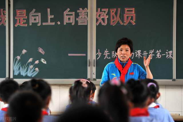 一个小女孩