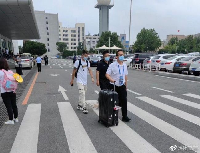 男女在床上运动